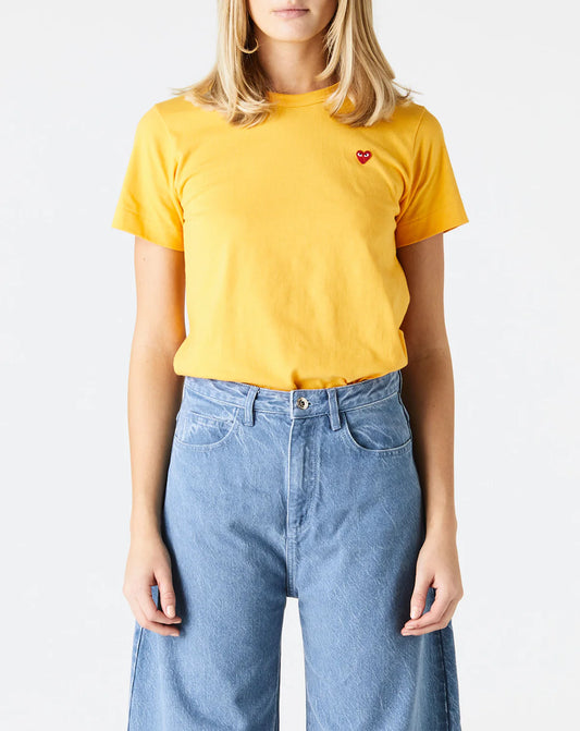 T-shirt girocollo giallo con cuore rosso
